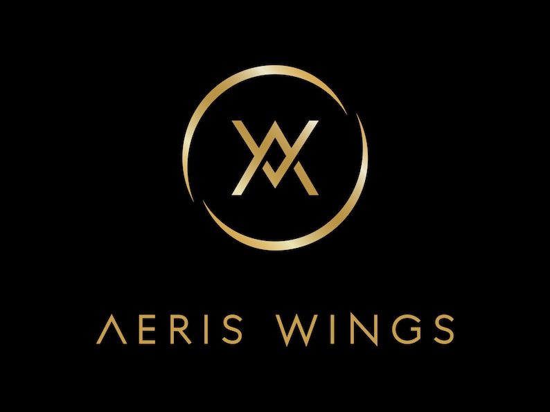 Puede incluir: Un logotipo dorado con las letras "AX" dentro de un c&iacute;rculo. El texto "AERS WINGS" est&aacute; debajo del c&iacute;rculo.