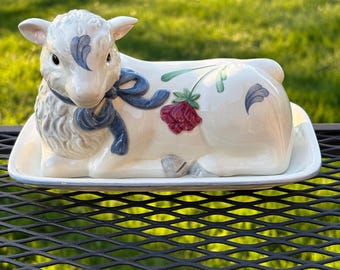 Mantequera Lenox de cordero vintage, plato de la colección Amapolas sobre fondo azul, mantequera de cordero rara