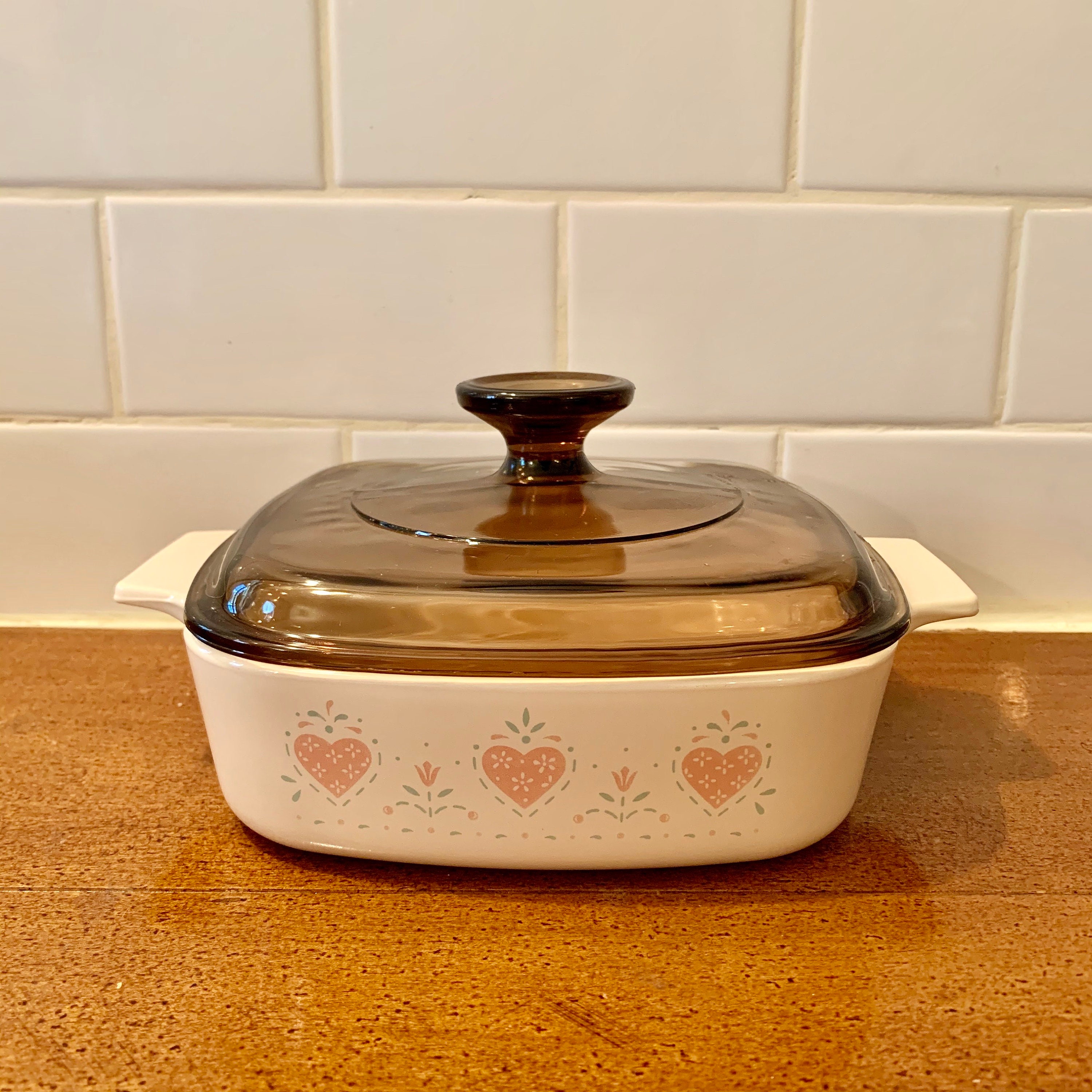 corning ware vintage fruit abondance pattern 2, 5 litres casserole dish avec verre brun pyrex couvercle motif peach a 10 b