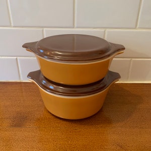Pyrex Brown  Old Orchard Casserole Dishes With Dark Brown Lids  Set of 2 Pyrex Serving Dishes Kitchen Storage 471 1 Pint and 472 1 1/2 Pints