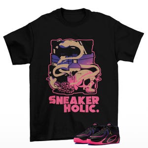 Puede incluir: Camiseta negra con un diseño gráfico que presenta una calavera, una serpiente y botellas, con el texto "SNEAKER HOLIC". Debajo, zapatillas negras y rosas. El diseño es en rosa, beige y morado.