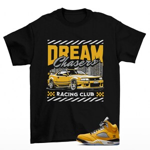 Maglietta da ginnastica Dream Chaser nera abbinata alle Jordan 5 Tokyo