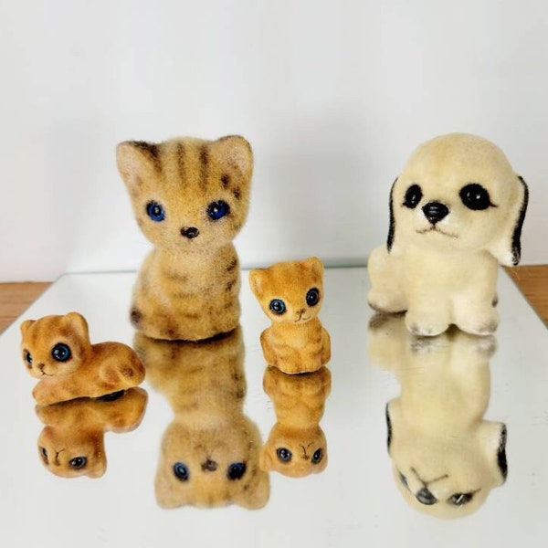 3 chatons tabby floqués et 1 chiot avec tache. Figurines de Josef Originals. Fuzzy Cats W/Blue Eyes des années 1970, yeux bruns de chien, Marmelade !