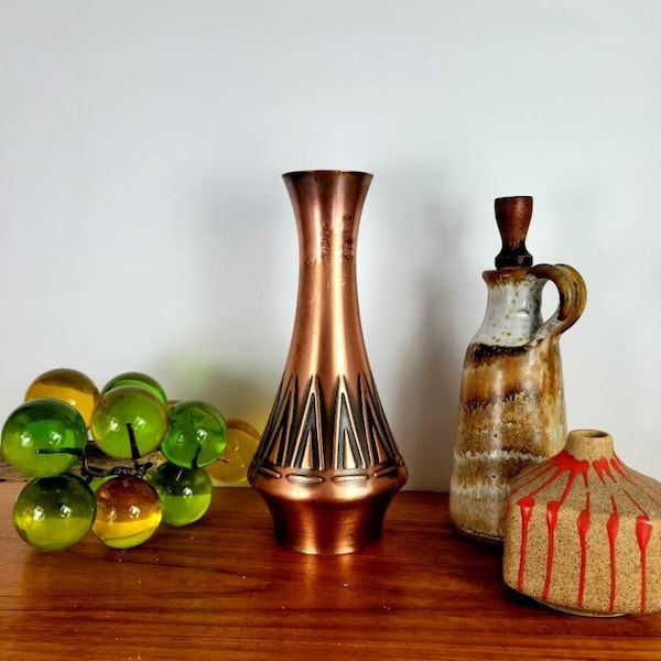 Mid Century Copper Vase with Black Highlighted Geometrical Trangular Design, Retro Kupfer Vasen. Quintessential Atomic Shape. Vintage