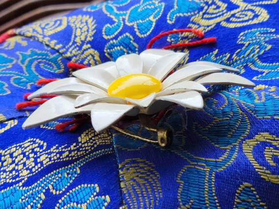 Daisy Flower Brooch Vintage Metal. 16 Petals. Ena… - image 5