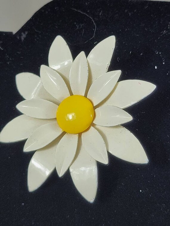 Daisy Flower Brooch Vintage Metal. 16 Petals. Ena… - image 9