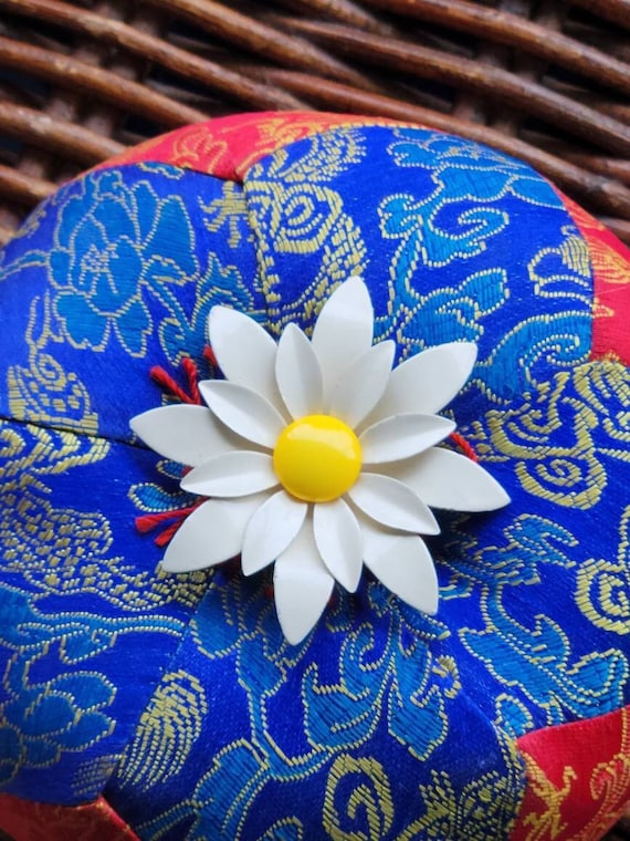 Daisy Flower Brooch Vintage Metal. 16 Petals. Ena… - image 1