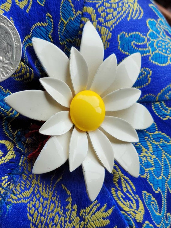 Daisy Flower Brooch Vintage Metal. 16 Petals. Ena… - image 3