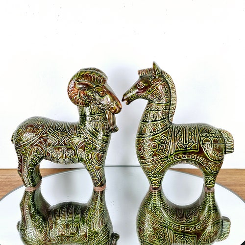 Paire de sculptures modernes en céramique émaillée, bélier et cheval, style italien/bitossi, style étrusque, décoration vintage signée BD