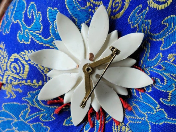 Daisy Flower Brooch Vintage Metal. 16 Petals. Ena… - image 7