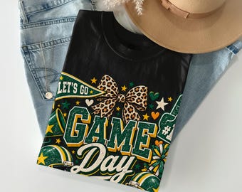 Comfort Colors 1717 | グリーンとゴールドのゲームデーTシャツ、レトロフットボールファングラフィックTシャツ、ヴィンテージテールゲートタッチダウンスポーツママ秋用Tシャツ