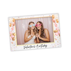 Puede incluir: Un marco de fotomatón con dos mujeres posando con gafas de utilería. El marco es blanco con detalles dorados y un diseño de globos rosas y dorados. El texto "Valentina's Birthday" está escrito en cursiva en la parte inferior.