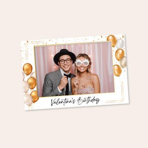 Puede incluir: Un marco de fotomatón blanco con detalles dorados y globos, con una pareja posando para una foto. El marco tiene el texto "Valentina's Birthday" escrito en cursiva en la parte inferior.
