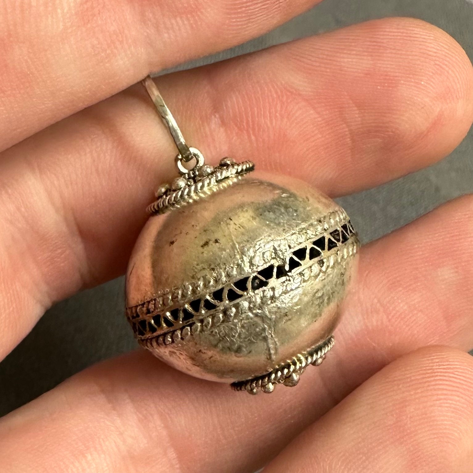 【VINTAGE HOLLYWOOD】Round Ball Lock Long Necklace Vintage Sterling Ball Pendant W/ Large Necklace Loop Hollow