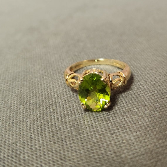 Vintage Oval Light Green Peridot Ring - 10k Yello… - image 7