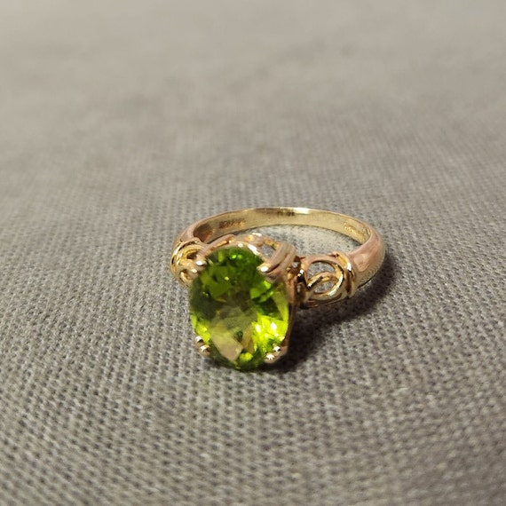 Vintage Oval Light Green Peridot Ring - 10k Yello… - image 6