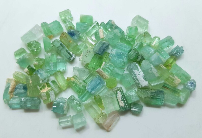 Tourmaline Verte Brute Naturelle - 30 à 50 G - Pierre De Collection Ou Lithothérapie - Présentée Dans Un Cadre
