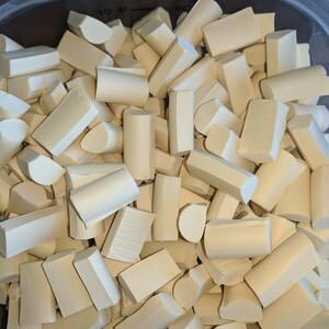K&ouml;nnte beinhalten: Ein durchsichtiger Plastikbeh&auml;lter gef&uuml;llt mit einer gro&szlig;en Menge an cremefarbenen Schaumstoffst&uuml;cken. Die St&uuml;cke sind in verschiedenen Formen und Gr&ouml;&szlig;en, darunter rechteckig, zylindrisch und halbkreisf&ouml;rmig.