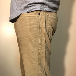 K&ouml;nnte beinhalten: Eine beige Cordhose mit einer einzigen Ges&auml;&szlig;tasche.