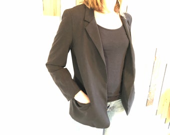 Black Blazer with Bracelet-Length Sleeves and Pockets