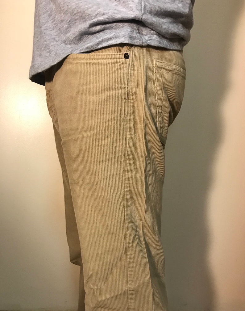 K&ouml;nnte beinhalten: Eine beige Cordhose mit einer einzigen Ges&auml;&szlig;tasche.
