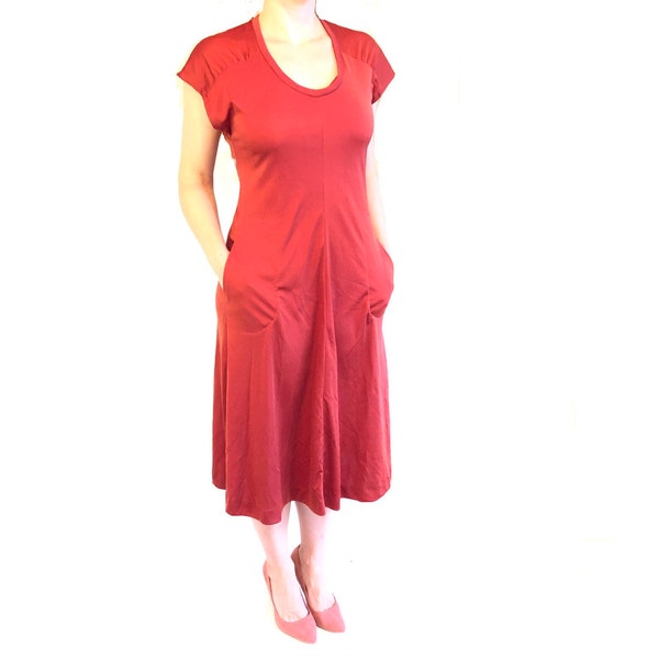 Simple Scoop Neck Capped Sleeve Rouge à lèvres Rouge Vintage Polyester Travel Dress avec deep Pockets