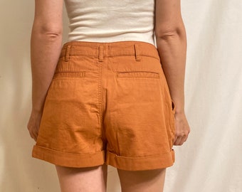 Burnt Orange Pliss gefesselt Shorts, Größe 28