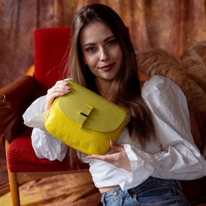 Gelbe Crossbody Geldbörse für Frauen, handgemachte Lederhandtasche, Kleine gelbe Tasche, kleine Sommertasche, Crossbody Ledertasche, Kleine Leder Geldbörse