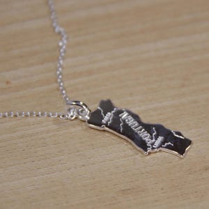 Pendentif Carte du Portugal en Argent 925 – Gravé Porto & Lisboa – Bijou Fin et Symbolique