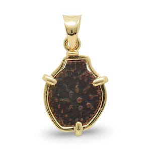 Puede incluir: Colgante de oro con una piedra central texturizada de color marrón oscuro. El colgante tiene una forma irregular única y está suspendido de una fianza de oro. El engaste de oro tiene un acabado pulido.