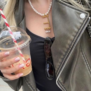 Collar de perlas, collar de Bella Hadid, collar de perlas de Ana Bolena, collar personalizable, joyería histórica, collar de oro con letras