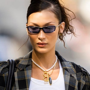 Collar de Bella Hadid, collar de perlas de Ana Bolena, collar personalizable, joyas históricas, Natalie Portman, collar con letras, colgante