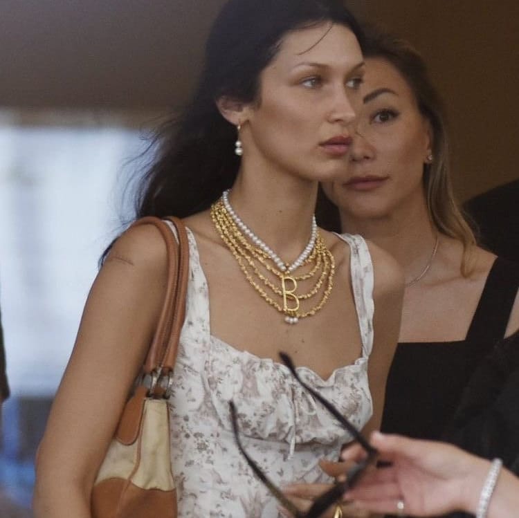 OMG😍 Bella Hadid is wearing the same necklace as Lana was!!! That one  time!! Is it an easter egg? 😍😍😍 : r/lanadelrey