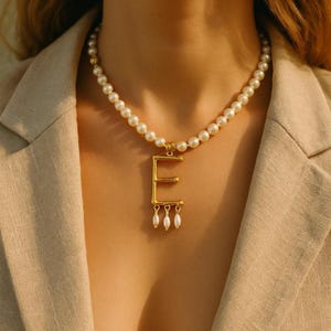 Collar con letra de perla inspirado en Bella Hadid: joyería personalizable estilo Ana Bolena, gargantilla con inicial, regalo para ella