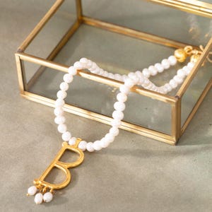 Collar con letras de perlas / Joyas históricas de Bella Hadid y Ana Bolena / Regalo personalizado único / Collar con iniciales