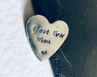 El mejor token de recuerdo de corazón personalizado de mamá, peltre en inglés moderno hecho a mano en el Reino Unido, estampado a mano con su mensaje / palabras