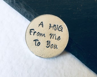 A Hug from Me To You Personalisiertes Rundes Erinnerungszeichen, Zinn, gestempelt mit Deiner Botschaft / Worten, NSB Geschenk, Isolationsgeschenk, soziale Distanz