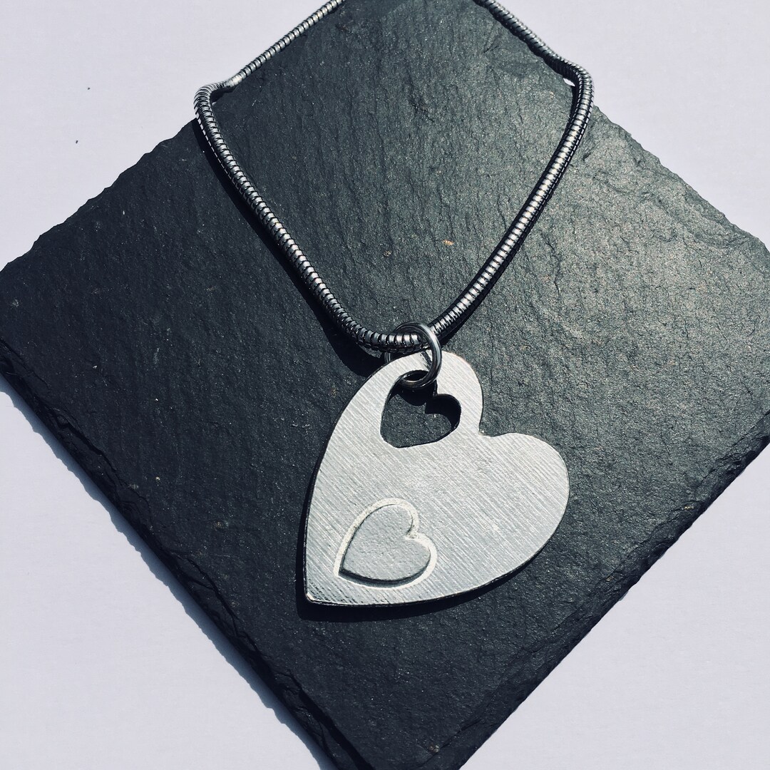 Pendentif Fallen Heart, étain anglais moderne du RoyaumeUni fait main — free download