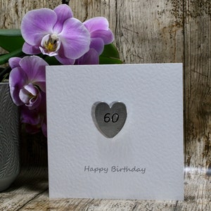 Tarjeta de cumpleaños número 60, ficha de recuerdo de corazón de bolsillo en la tarjeta de cumpleaños. Tarjeta de feliz cumpleaños, peltre hecho a mano del Reino Unido, regalo de cumpleaños de recuerdo