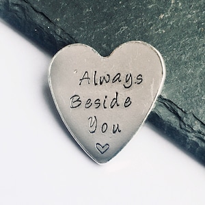 Jeton souvenir personnalisé Always près de vous, fait main au Royaume-Uni, étain anglais moderne, estampé à la main avec votre message/mots