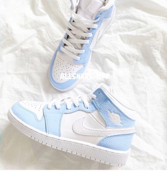 Air Jordan 1 Mid Women's Shoes. Nike IL