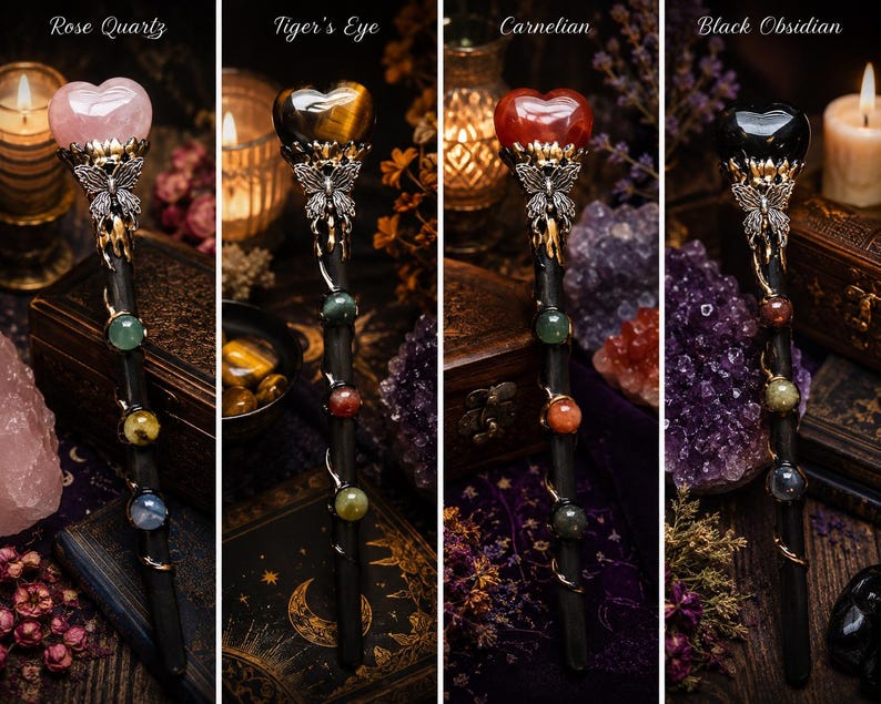 K&ouml;nnte beinhalten: Vier Zauberst&auml;be mit herzf&ouml;rmigen Edelsteinen an der Spitze, beschriftet mit Rose Quartz, Tiger's Eye, Carnelian und Black Obsidian. Jeder Stab hat einen silberfarbenen Schmetterling unter dem Herz und drei kleine Perlen am schwarzen Schaft.
