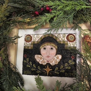 Peut inclure: Une œuvre d'art en point d'aiguille encadrée représentant un portrait stylisé d'une personne avec une étoile au-dessus de sa tête. L'arrière-plan est vert foncé avec un motif floral. L'œuvre d'art est entourée d'un cadre en bois.