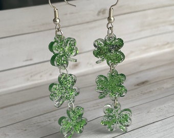 Shamrock Dangle Oorbellen / St. Patrick's Day Oorbellen / Unieke hars sieraden