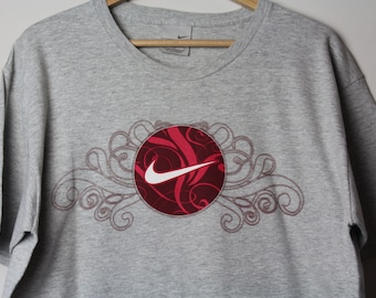 00s Vintage Nike Red Swoosh Check Logo Graphic Gray T-Shirt