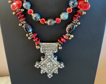 Antikes Berber-Kreuz. Doppelsträngige Kette aus Keramik-, Messing- und Koralleperlen