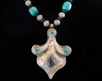 Vintage Afghaanse zilveren hanger, turkoois en onyx kralen.