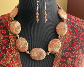 Collar de jaspe y cobre de la selva tropical, verde, óxido, rojo, crema