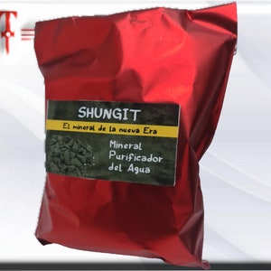 May include: A red foil pouch with a label that reads "Shungit El mineral de la nueva Era Mineral Purificador del Agua".