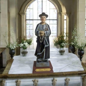 Statue of Father Cruz, Catholic virgins and saints